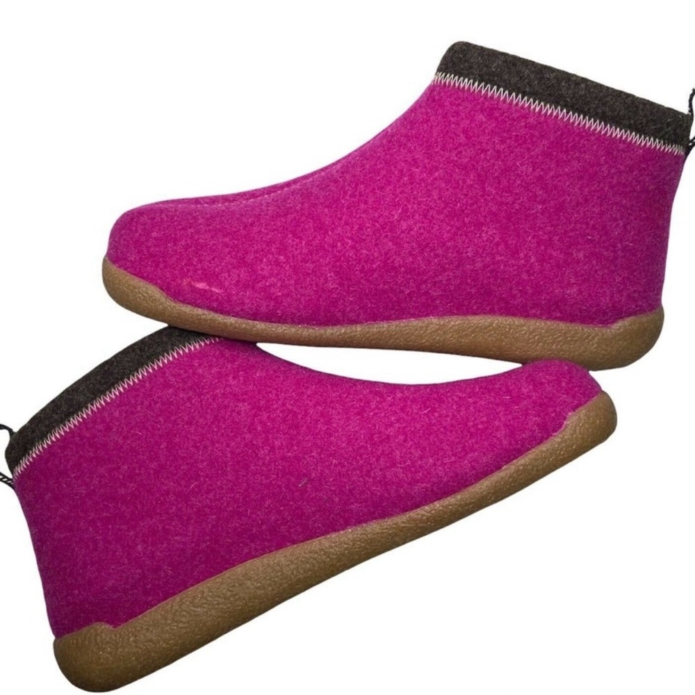 GORGEOUS!!! Sundance boutique fuschia booties to keep your tootsies warm! 🩷